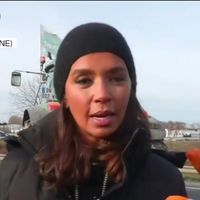 "Tu peux nous organiser 'Les grosses têtes' ici ?" : Karine Le Marchand débarque auprès des agriculteurs sur le blocage de l'A4