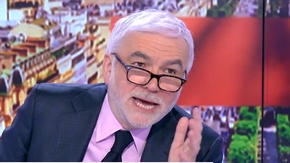 "C'est un fils de !" : Pascal Praud s'emporte contre Raphaël Glucksmann sur CNews