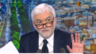 "Il est jeté comme un chien !" : Pascal Praud s'en prend à Radio France après le licenciement de Jean-François Achilli