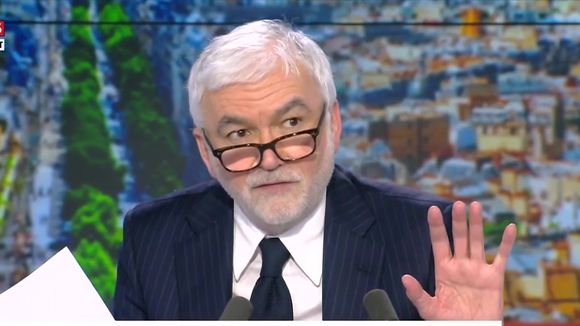 "Il est jeté comme un chien !" : Pascal Praud s'en prend à Radio France après le licenciement de Jean-François Achilli