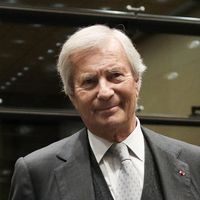 Lagardère (Vincent Bolloré) annonce avoir trouvé un protocole d'accord préliminaire pour la vente de "Paris Match" à LVMH (Bernard Arnault)