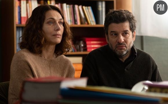 Natacha Lindinger et Éric Caravaca dans "Parents à perpétuité", fiction inédite diffusée ce mercredi 29 mai 2024 sur France 2.