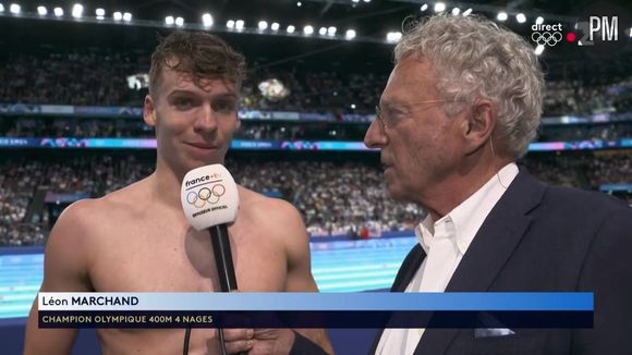 Léon Marchand, champion olympique du 400 mètres 4 nages, au micro de Nelson Monfort le dimanche 28 juillet 2024 à Nanterre.