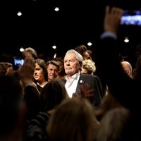 Mort d'Alain Delon : Emmanuel Macron, Cyril Hanouna, Claudia Cardinale... La classe médiatique et politique rend hommage à un "monument français"