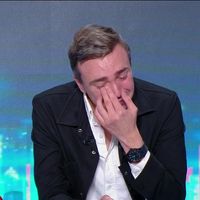 "Je vous aime en tout cas" : Ému aux larmes, Bertrand Latour fait ses adieux à la chaîne L'Équipe