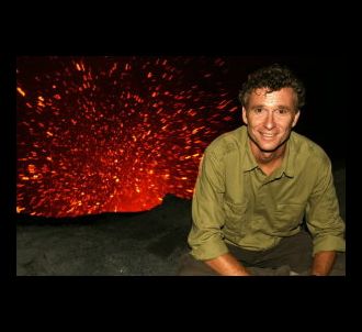 Denis Brogniart devant le volcan Yasur pour Koh-Lanta 6