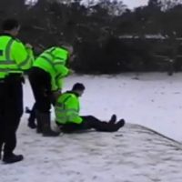 UK : Des policiers font de la luge avec leur bouclier... et écopent d'un blâme (vidéo)