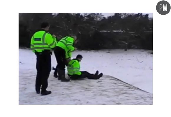 Des policiers anglais font de la luge