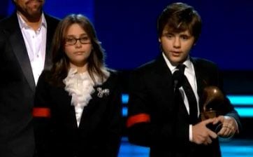 Grammy : l'hommage des enfants de Michael Jackson (vidéo)