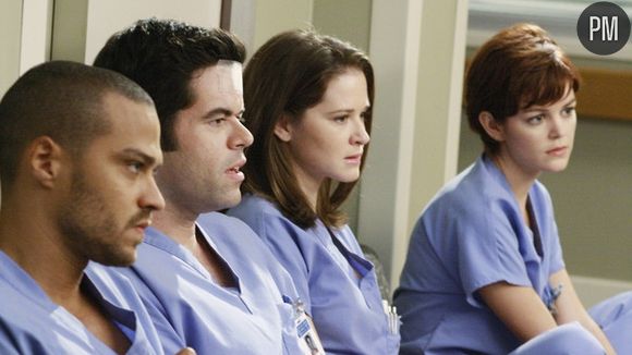 Jesse Williams, Robert Baker, Sarah Drew et Nora Zehtener dans "Greys Anatomy"