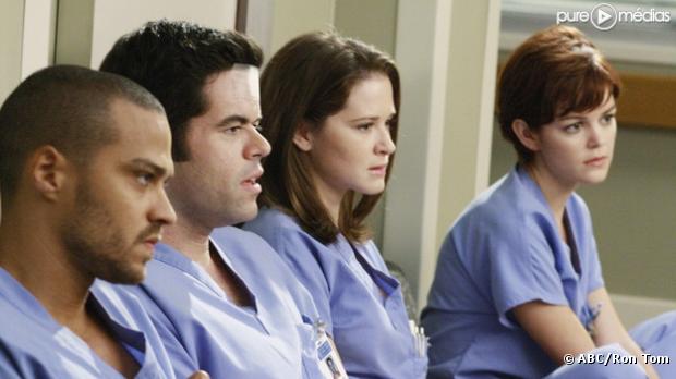 Jesse Williams, Robert Baker, Sarah Drew et Nora Zehtener dans "Greys Anatomy"