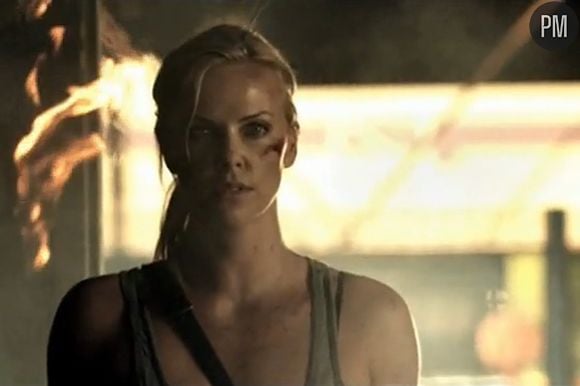 Charlize Theron dans le clip "Crossfire" de Brandon Flowers