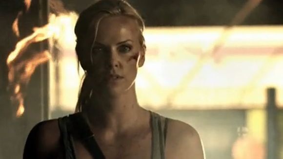 Clip : le chanteur des Killers sauvé par Charlize Theron