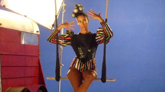 Clip : Shy'm se balade au cirque dans "Je suis moi"