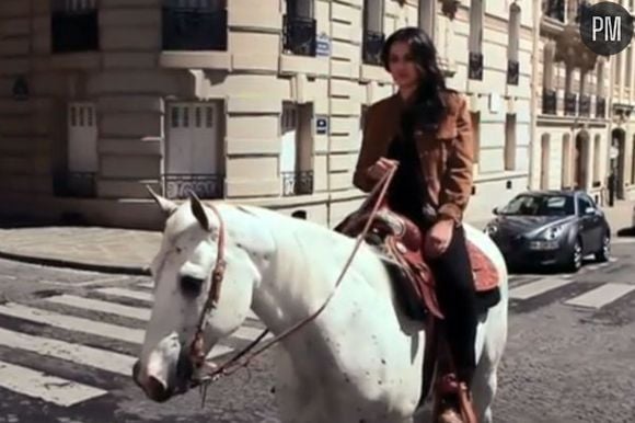 Camélia-Jordana dans le clip de "Calamity Jane"