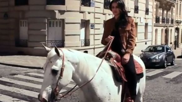 Clip : Camelia Jordana se prend pour "Calamity Jane"