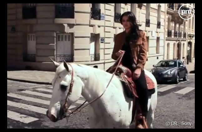 Camélia-Jordana dans le clip de "Calamity Jane"