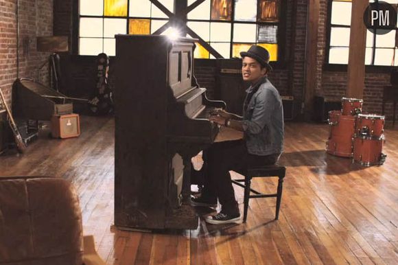 Bruno Mars dans le clip de "Just The Way You Are"