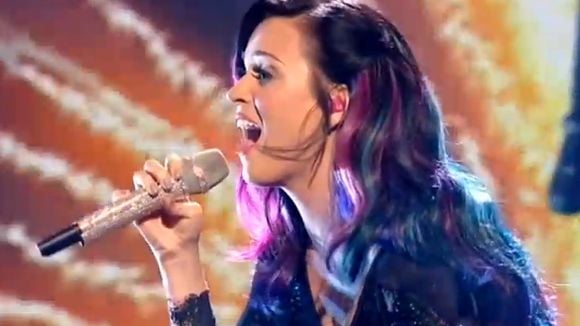 Katy Perry présente (difficilement) son nouveau single sur le plateau du "X Factor" UK