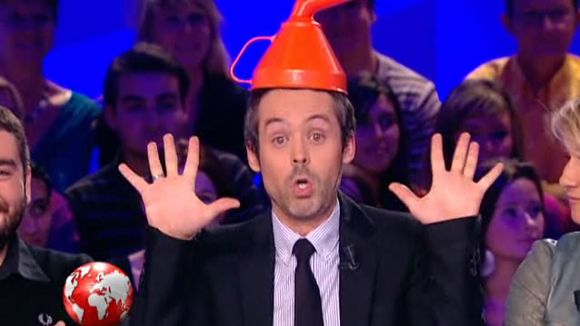 François Bayrou critique le "Petit journal" de Canal+