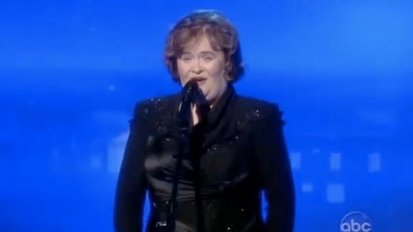 Vidéobuzz : Susan Boyle s'étrangle et arrête une chanson... en direct