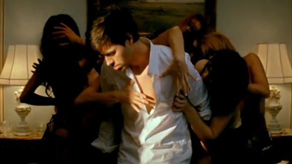 Clip : Enrique Iglesias prend du bon temps dans le très chaud "Tonight"