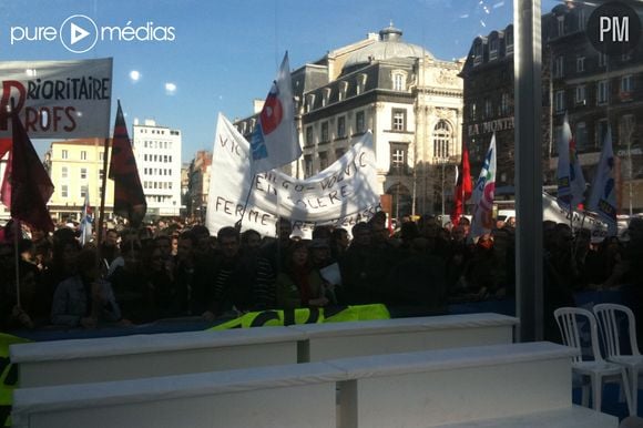 Les manifestants ont poussé la barrière. Place de Jaude, Clermont-Ferrand.