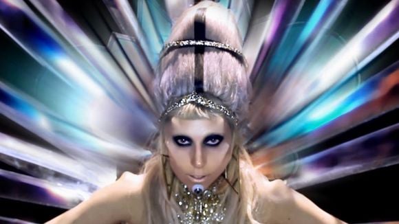 Clip : Lady Gaga donne naissance à une nouvelle race dans "Born This Way"