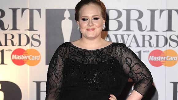 Charts UK : Adele continue à battre des records, nouveau top 3 pour Rihanna