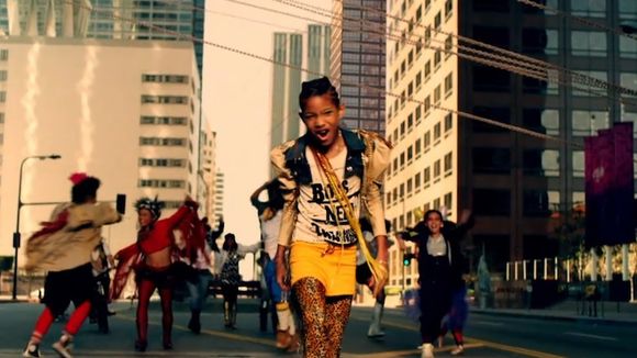 Clip : Willow Smith transforme le désert dans "21st Century Girl"