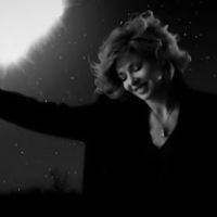 Clip : Mylène Farmer + un fond vert = "Bleu Noir"