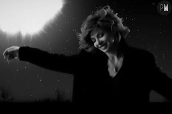 Mylène Farmer dans le clip de "Bleu Noir"