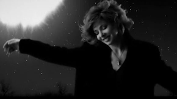 Clip : Mylène Farmer + un fond vert = "Bleu Noir"