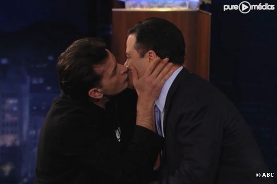 Charlie Sheen embrasse Jimmy Kimmel