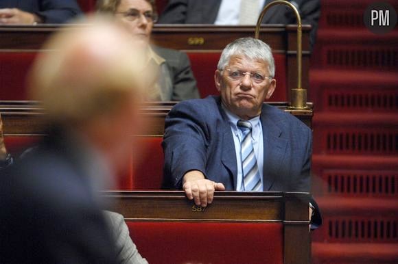 Maxime Gremetz prend la porte de l'Assemblée Nationale. Il est suspendu 15 jours pour avoir perturbé une réunion sur la crise au Japon pour un problème de voitures mal garées.