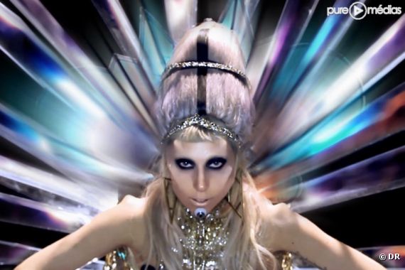 Lady Gaga dans le clip de "Born This Way"