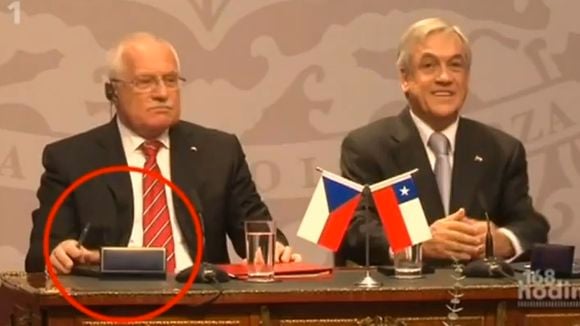 Le président tchèque vole un stylo en pleine conférence de presse