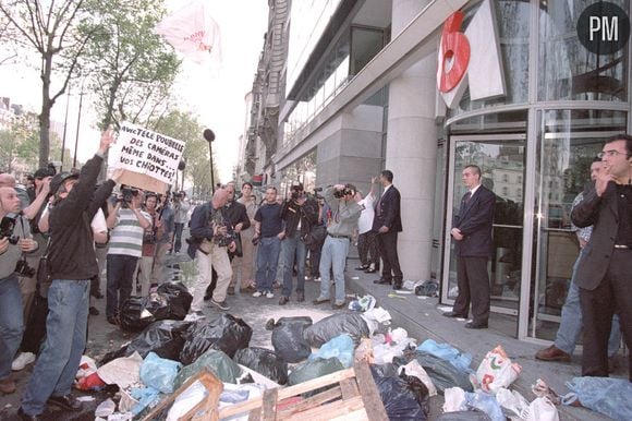 Des manifestants protestent contre la 'télé poubelle' devant le studio et le siège de M6.