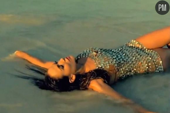 Jennifer Lopez dans le clip de "I'm Into You"