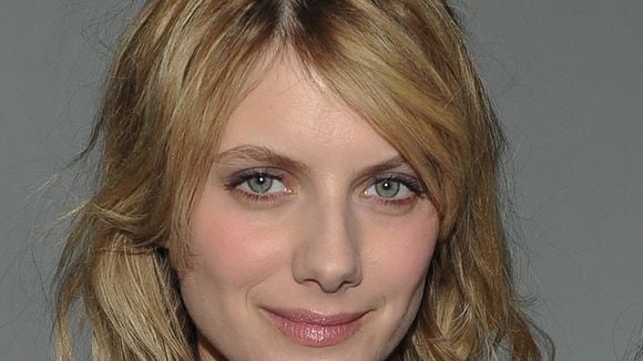 Mélanie Laurent pose un lapin à Stéphane Bern et se fait étriller en direct