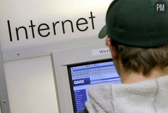 Un jeune surfe sur internet