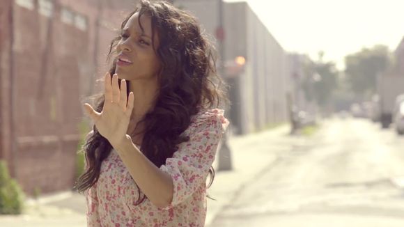 Le clip "Tourne" de Shy'm