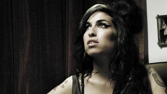 Charts UK : Amy Winehouse détrône Adele