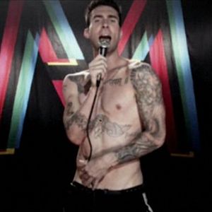 Adam Levine dans le clip "Moves Like Jagger" de son groupe Maroon 5