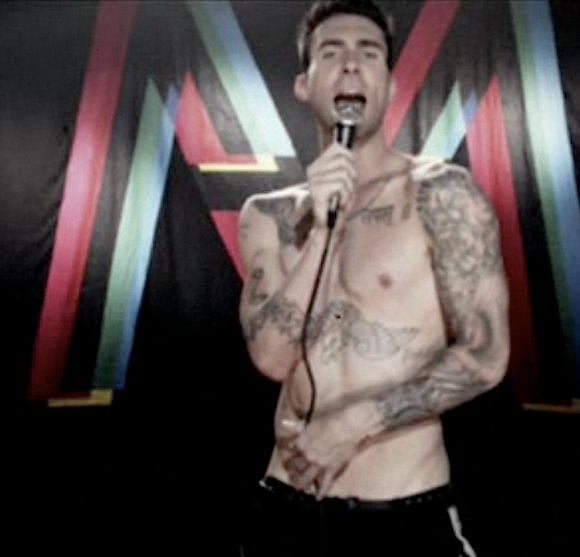 Adam Levine dans le clip "Moves Like Jagger" de son groupe Maroon 5