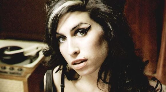 Amy Winehouse sur la pochette du single "Tears Dry on Their Own"