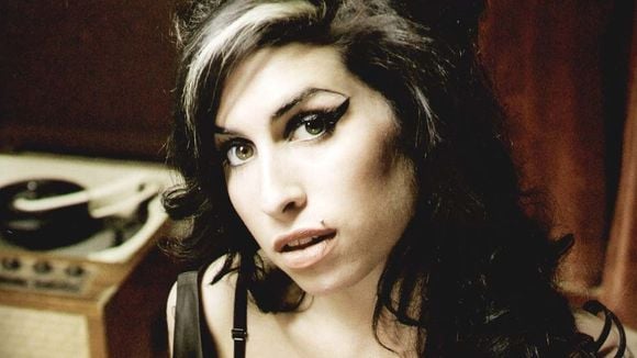 Charts UK : Amy Winehouse se maintient, plus petit n°1 depuis 2009