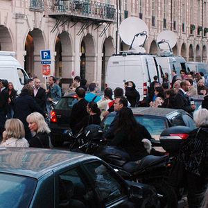 Cohue de journalistes devant le domicile parisien de Dominique Strauss-Kahn et Anne Sinclair.