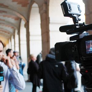 Cohue de journalistes devant le domicile parisien de Dominique Strauss-Kahn et Anne Sinclair.