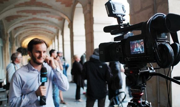 Cohue de journalistes devant le domicile parisien de Dominique Strauss-Kahn et Anne Sinclair.